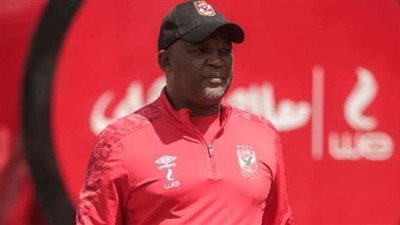موسيماني يحاضر لاعبي الأهلي استعدادًا لمباراة الإنتاج