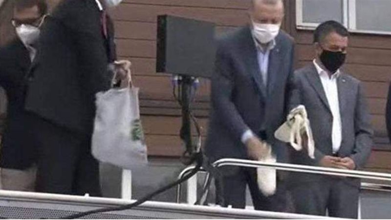 أردوغان يوزع الشاي