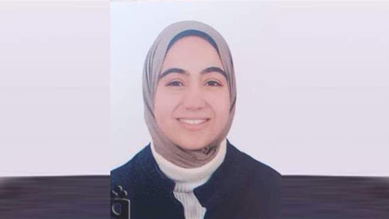 الطالبة منار