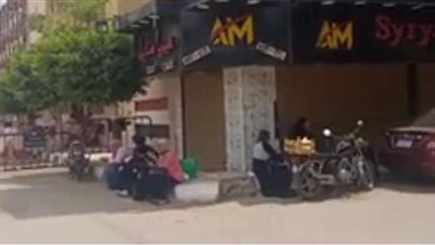 القلق يسيطر على أولياء الأمور خلال امتحان التاريخ بالدقهلية | فيديو