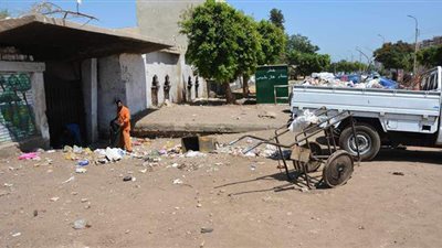 بعد شكوى المواطنين.. رفع تراكمات القمامة أمام المدرسة الثانوية الزراعية بالمنيا