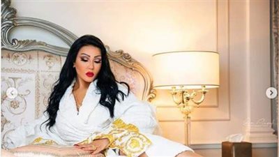 بعد الروب الأبيض.. إطلالات مثيرة لـ سمية الخشاب