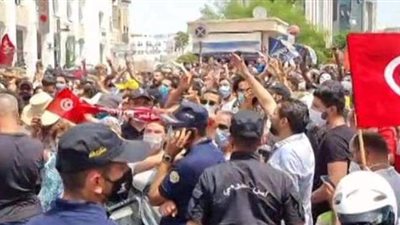 إخواني تونسي يلقي أحد المحتجين من أعلى سطح مبنى| فيديو