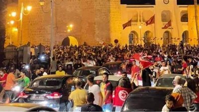 بالزغاريد والشماريخ.. التونسيون يحتفلون بحل البرلمان وإعفاء المشيشي | فيديو