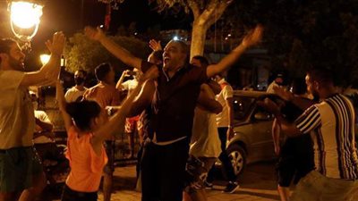 الجيش التونسي يطوق مبنى البرلمان.. والتونسيون يهتفون له ويرددون النشيد الوطني