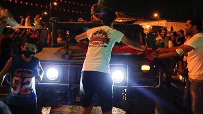 الرئيس التونسي ينضم للمحتفلين بإقالة الحكومة وتجميد البرلمان | فيديو