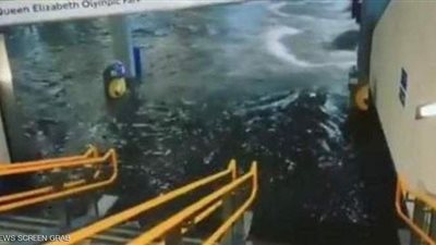 وصلت للركب.. أمطار غزيرة تحول محطة مترو في لندن إلى مسبح أولمبي | فيديو