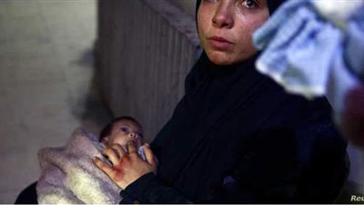 أم تسد جوع ابنتها بإصبعها.. مصور يوثق أوجاع أطفال سوريا