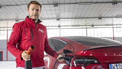 إيلون ماسك يسوق برامج القيادة الذاتية على طريقة شركات الاتصالات