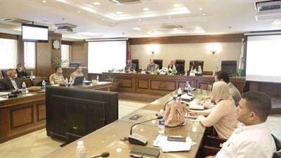 محافظ الجيزة يناقش تنفيذ مبادرة حياة كريمة مع مسؤولي الأحياء| صور