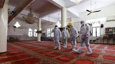 دولة عربية تعلق صلاة الجماعة في المساجد
