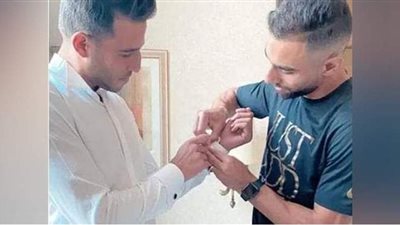 السولية يساعد حمدي فتحي في ارتداء بدلة الفرح | فيديو وصور