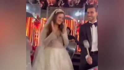 عروس حمدي فتحي تدق الطبول في حفل زفافها | فيديو