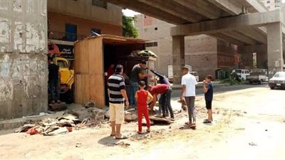 إزالة 3 أكشاك مقامة بالمخالفة أسفل كوبري المنيب