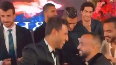 عمر كمال يشعل زفاف حمدي فتحي.. ووصلة رقص لأفشة وكهربا | فيديو