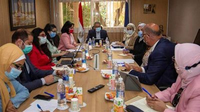 السياحة والطيران يناقشان تنفيذ أعمال التفتيش الأمني والبيئى بالمطارات