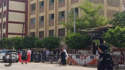 تعقيم طلاب الثانوية العامة قبل الدخول للجان الامتحانات بالدقهلية | فيديو وصور