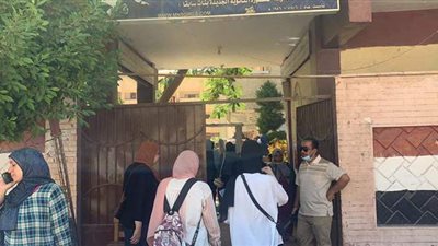 توافد طلاب الأدبي على اللجان لأداء امتحان علم النفس والاجتماع بالدقهلية | فيديو