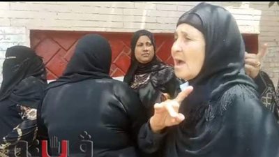 والدة طالبة ثانوية عامة بالمنصورة: عملو ولادنا فئران تجارب | فيديو