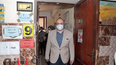 محافظ بني سويف يراجع الالتزام بإجراءات كورونا بلجان 