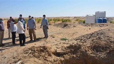 محافظ الوادي الجديد يتفقد أعمال إنشاء الطرق حول مجمع المصالح الحكومية بالخارجة