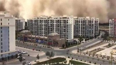 أشبه بأفلام الكوارث.. عاصفة رملية هائلة تبتلع مدينة في الصين | فيديو
