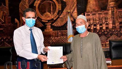 محافظ الغربية يسلم 15 عقدا لتقنين التعديات على أراضي الدولة