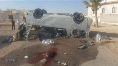 الصور الأولى لمصرع وإصابة 25 شخصًا في انقلاب ميكروباص بالساحل الشمالي