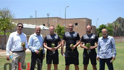 عمال غزل المحلة يودعون الوفد البولندي بالورود | صور