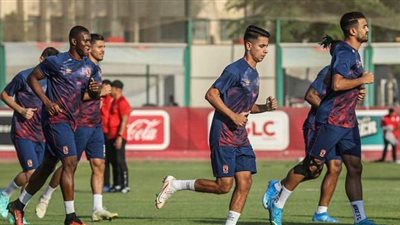لاعبو الأهلي يحتفلون بموسيماني وحمدي فتحي في التمرينات