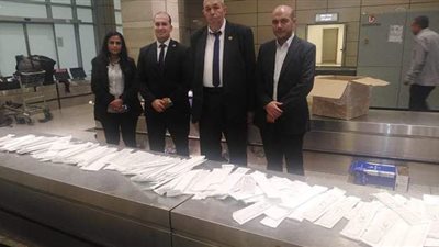 تصرفاته كشفته.. إحباط محاولة تهريب خيوط جراحة بحوزة راكب بمطار القاهرة | صور