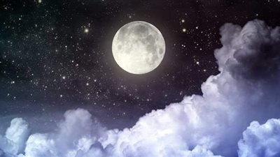 تفسير رؤية القمر في المنام وعلاقته بالسعادة واستقرار الحياة الزوجية