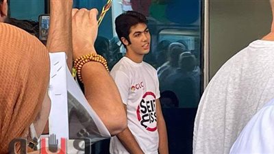 بهذه الطريقة.. شقيق سيف عيسى يستقبله في المطار | فيديو وصور