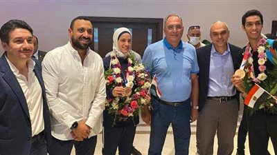 مسئولو الصيد ووزارة الرياضة يستقبلون هداية ملاك وسيف عيسي بمطار القاهرة | صور