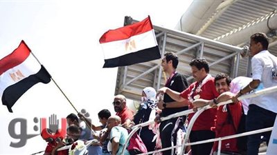 بث مباشر.. هداية ملاك وسيف عيسى على متن أتوبيس مكشوف من مطار القاهرة لنادي الصيد