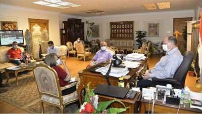 محافظ أسيوط يشدد على تطبيق الشروط الهندسية والفنية في أعمال الرصف