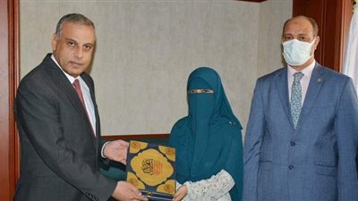 محافظ سوهاج يكرم الأولى على التعليم الفني التجاري