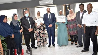 شهادات تقدير وجوائز مالية.. محافظ أسوان يكرم أوائل الدبلومات الفنية | صور