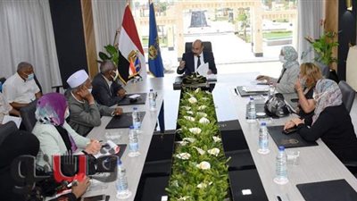 محافظ أسوان يناقش تخصيص معرض دائم لأصحاب المشروعات الصغيرة