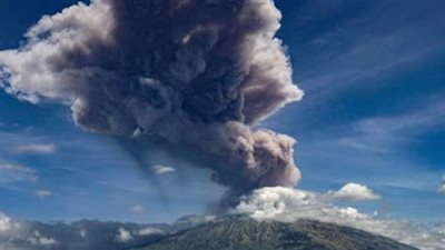 «بركان سينابونج» ينفث أعمدة من الرماد تغطي مدينة إندونيسية | فيديو