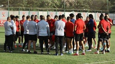 مران الأهلي | عبد الحفيظ يجتمع مع لاعبي الفريق قبل مواجهة أسوان