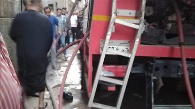 النيران التهمته بالكامل.. تفاصيل حريق مصنع «الشرابات» بشبرا الخيمة | صور