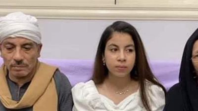 بـ ١٠٠ راجل.. الأولى على الثانوية الفندقية تعمل بائعة لمساعدة والدها | فيديو