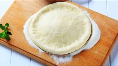 بالحشوات المحببة.. طريقة عمل عجينة البيتزا
