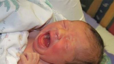 ولادة طفل داخل سيارة إسعاف.. وتسمية المولود بـ «المسعف»