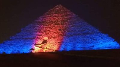 إضاءة هرم خوفو باللونين الأزرق والبرتقالي بمناسبة اليوم العالمي للكبد
