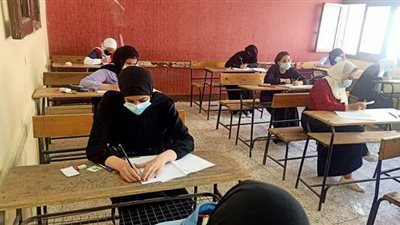 تداول أسئلة امتحان الإنجليزي على جروبات الغش.. والتعليم تحقق