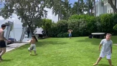 عمل تقسيمة.. ميسي يحارب ملل توقف الدوري بلعب الكرة مع أطفاله | فيديو