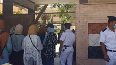 كاميرا فيتو ترصد المشاهد الأولى لامتحان اللغة الإنجليزية لطلاب الثانوية العامة.. التزام بالإجراءات الاحترازية.. وتواجد أمني مكثف للتأمين