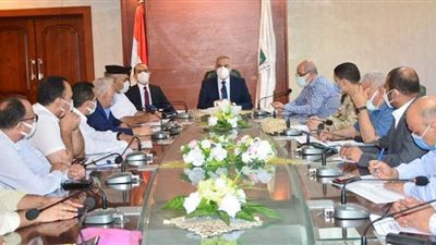 محافظ سوهاج يبحث موقف الأراضى المطلوبة لإقامة مشروعات حياة كريمة